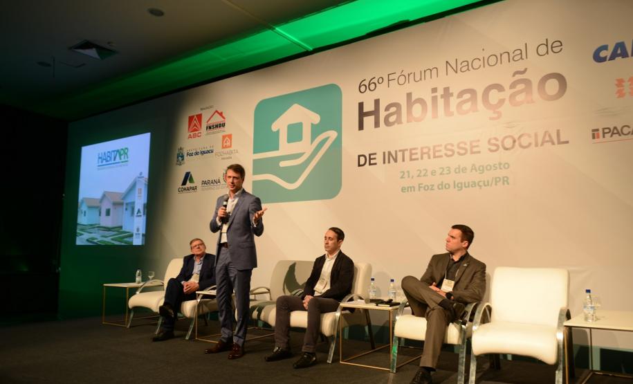 Participação de Copel e Sanepar em projetos habitacionais vira referência em fórum nacional sobre o tema Representantes da Cohapar, Copel e Sanepar expuseram as vantagens do trabalho realizado de forma integrada entre os órgãos dentro dos projetos de construção de casas populares no Paraná em um painel do Fórum Nacional de Habitação de Interesse Social nesta quarta-feira (21).