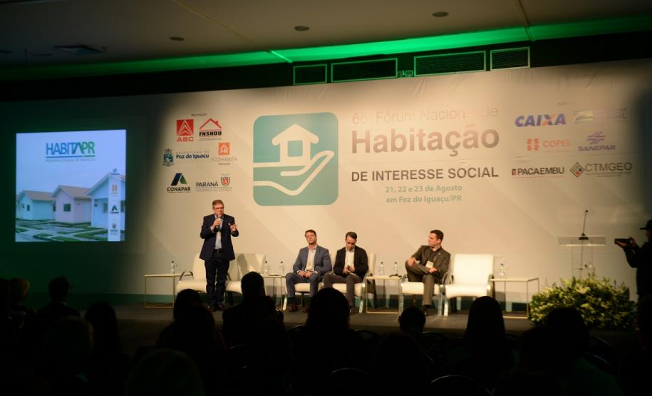 Participação de Copel e Sanepar em projetos habitacionais vira referência em fórum nacional sobre o tema Representantes da Cohapar, Copel e Sanepar expuseram as vantagens do trabalho realizado de forma integrada entre os órgãos dentro dos projetos de construção de casas populares no Paraná em um painel do Fórum Nacional de Habitação de Interesse Social nesta quarta-feira (21).