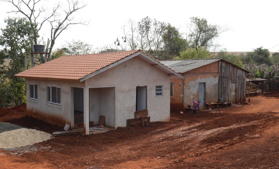 O presidente do Conselho Curador do Fundo de Garantia do Tempo de Serviço (CCFGTS), Igor Correia, aproveitou sua visita à Foz do Iguaçu, onde participou do Fórum Nacional de Habitação de Interesse Social, para visitar nesta quinta-feira (22) as obras de construção de casas rurais da Cohapar na região.
