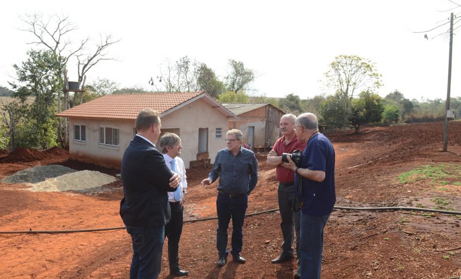 O presidente do Conselho Curador do Fundo de Garantia do Tempo de Serviço (CCFGTS), Igor Correia, aproveitou sua visita à Foz do Iguaçu, onde participou do Fórum Nacional de Habitação de Interesse Social, para visitar nesta quinta-feira (22) as obras de construção de casas rurais da Cohapar na região.
