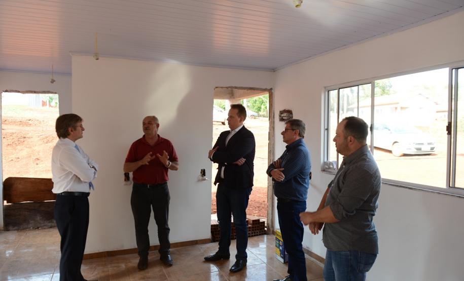 O presidente do Conselho Curador do Fundo de Garantia do Tempo de Serviço (CCFGTS), Igor Correia, aproveitou sua visita à Foz do Iguaçu, onde participou do Fórum Nacional de Habitação de Interesse Social, para visitar nesta quinta-feira (22) as obras de construção de casas rurais da Cohapar na região.