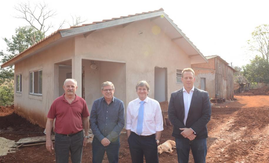 O presidente do Conselho Curador do Fundo de Garantia do Tempo de Serviço (CCFGTS), Igor Correia, aproveitou sua visita à Foz do Iguaçu, onde participou do Fórum Nacional de Habitação de Interesse Social, para visitar nesta quinta-feira (22) as obras de construção de casas rurais da Cohapar na região.