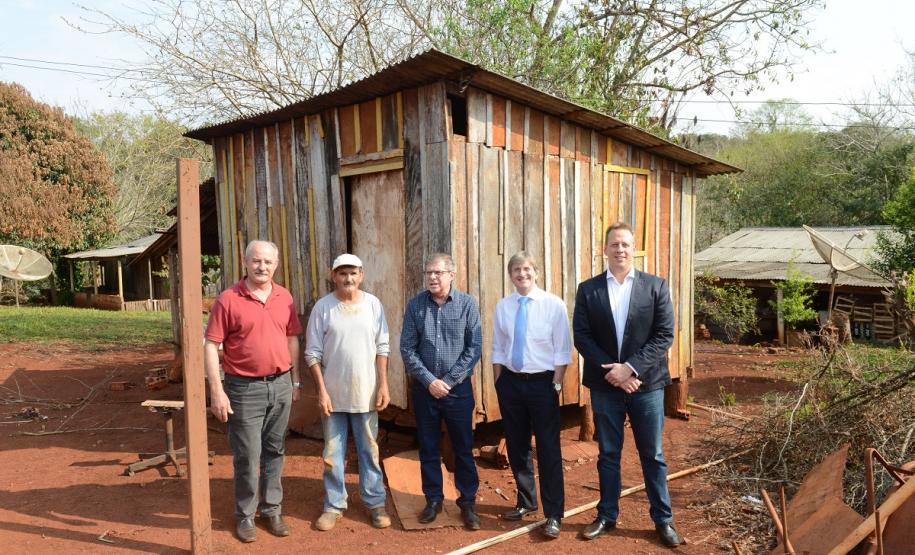O presidente do Conselho Curador do Fundo de Garantia do Tempo de Serviço (CCFGTS), Igor Correia, aproveitou sua visita à Foz do Iguaçu, onde participou do Fórum Nacional de Habitação de Interesse Social, para visitar nesta quinta-feira (22) as obras de construção de casas rurais da Cohapar na região.
