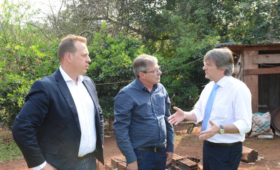 O presidente do Conselho Curador do Fundo de Garantia do Tempo de Serviço (CCFGTS), Igor Correia, aproveitou sua visita à Foz do Iguaçu, onde participou do Fórum Nacional de Habitação de Interesse Social, para visitar nesta quinta-feira (22) as obras de construção de casas rurais da Cohapar na região.