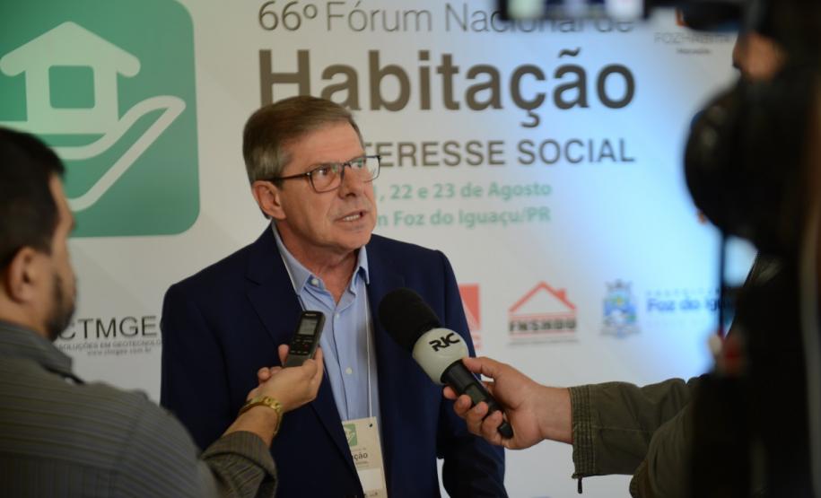 O programa estadual de habitação do Governo do Estado, chamado Habita Paraná, recebeu nesta sexta-feira (23) o Selo de Mérito, uma premiação que reconhece as melhores práticas de gestão pública voltadas à habitação popular em todo o Brasil. O troféu foi entregue a representantes da Cohapar, responsável por idealizar e coordenar as ações do programa, no encerramento do 66.º Fórum Nacional de Habitação de Interesse Social, em Foz do Iguaçu.