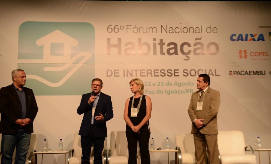 O programa estadual de habitação do Governo do Estado, chamado Habita Paraná, recebeu nesta sexta-feira (23) o Selo de Mérito, uma premiação que reconhece as melhores práticas de gestão pública voltadas à habitação popular em todo o Brasil. O troféu foi entregue a representantes da Cohapar, responsável por idealizar e coordenar as ações do programa, no encerramento do 66.º Fórum Nacional de Habitação de Interesse Social, em Foz do Iguaçu.