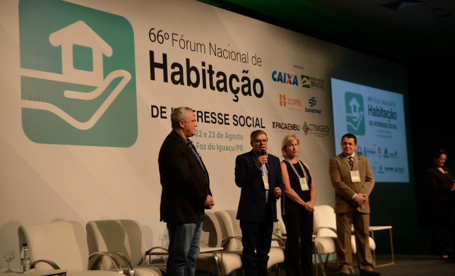 O programa estadual de habitação do Governo do Estado, chamado Habita Paraná, recebeu nesta sexta-feira (23) o Selo de Mérito, uma premiação que reconhece as melhores práticas de gestão pública voltadas à habitação popular em todo o Brasil. O troféu foi entregue a representantes da Cohapar, responsável por idealizar e coordenar as ações do programa, no encerramento do 66.º Fórum Nacional de Habitação de Interesse Social, em Foz do Iguaçu.