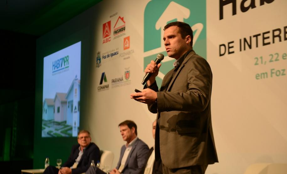 O programa estadual de habitação do Governo do Estado, chamado Habita Paraná, recebeu nesta sexta-feira (23) o Selo de Mérito, uma premiação que reconhece as melhores práticas de gestão pública voltadas à habitação popular em todo o Brasil. O troféu foi entregue a representantes da Cohapar, responsável por idealizar e coordenar as ações do programa, no encerramento do 66.º Fórum Nacional de Habitação de Interesse Social, em Foz do Iguaçu.