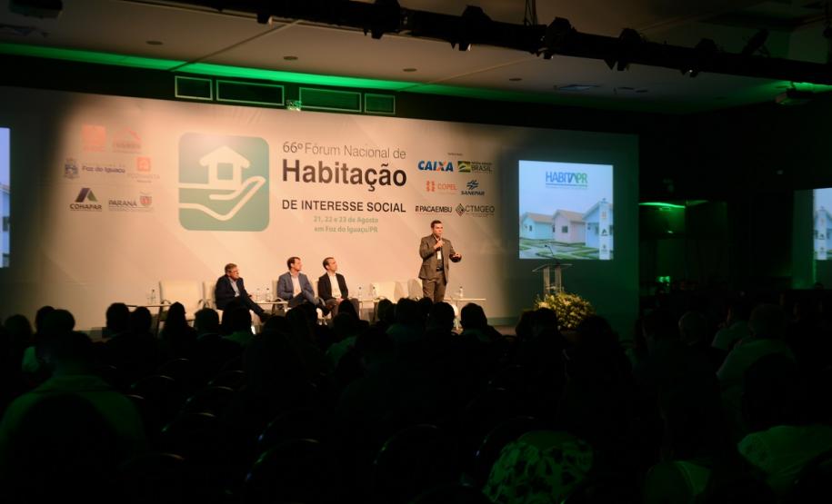 O programa estadual de habitação do Governo do Estado, chamado Habita Paraná, recebeu nesta sexta-feira (23) o Selo de Mérito, uma premiação que reconhece as melhores práticas de gestão pública voltadas à habitação popular em todo o Brasil. O troféu foi entregue a representantes da Cohapar, responsável por idealizar e coordenar as ações do programa, no encerramento do 66.º Fórum Nacional de Habitação de Interesse Social, em Foz do Iguaçu.