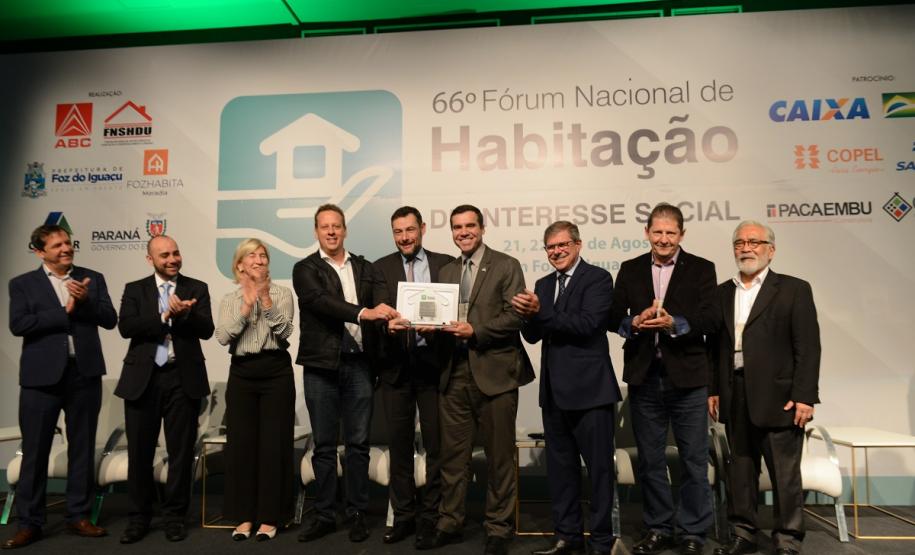 O programa estadual de habitação do Governo do Estado, chamado Habita Paraná, recebeu nesta sexta-feira (23) o Selo de Mérito, uma premiação que reconhece as melhores práticas de gestão pública voltadas à habitação popular em todo o Brasil. O troféu foi entregue a representantes da Cohapar, responsável por idealizar e coordenar as ações do programa, no encerramento do 66.º Fórum Nacional de Habitação de Interesse Social, em Foz do Iguaçu.