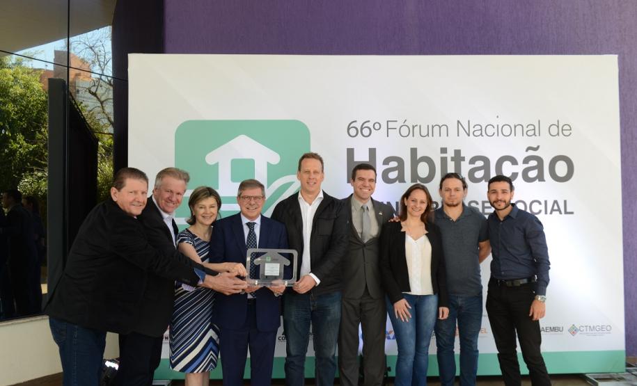 O programa estadual de habitação do Governo do Estado, chamado Habita Paraná, recebeu nesta sexta-feira (23) o Selo de Mérito, uma premiação que reconhece as melhores práticas de gestão pública voltadas à habitação popular em todo o Brasil. O troféu foi entregue a representantes da Cohapar, responsável por idealizar e coordenar as ações do programa, no encerramento do 66.º Fórum Nacional de Habitação de Interesse Social, em Foz do Iguaçu.
