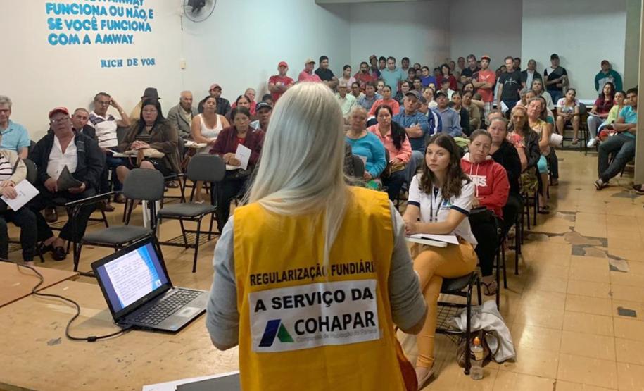Famílias de Três Barras do Paraná participam de audiência sobre regularização fundiária Dezenas de moradores da comunidade Alto Campo, do município de Três Barras do Paraná, participaram nesta semana de uma reunião sobre o programa de regularização fundiária da Cohapar. O encontro foi organizado por uma empresa especializada licitada pela companhia para a execução do serviço na cidade, que resultará na documentação de imóveis em situação irregular ao longo dos próximos 18 meses.