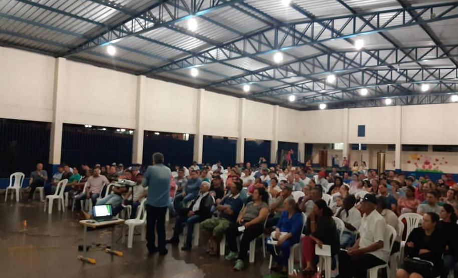 Famílias da região Oeste do Paraná participam de audiência sobre regularização fundiária Centenas de moradores de Lindoeste e Três Barras do Paraná, na região Oeste do estado, participaram nesta semana de uma reunião sobre o programa de regularização fundiária da Cohapar. O encontro foi organizado pela Japel, empresa especializada licitada pela companhia, para prestar orientações sobre a execução do serviço nas cidades, que resultará na documentação de imóveis em situação irregular ao longo dos próximos 18 meses.