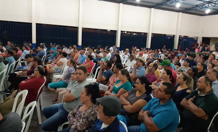 Famílias da região Oeste do Paraná participam de audiência sobre regularização fundiária Centenas de moradores de Lindoeste e Três Barras do Paraná, na região Oeste do estado, participaram nesta semana de uma reunião sobre o programa de regularização fundiária da Cohapar. O encontro foi organizado pela Japel, empresa especializada licitada pela companhia, para prestar orientações sobre a execução do serviço nas cidades, que resultará na documentação de imóveis em situação irregular ao longo dos próximos 18 meses.