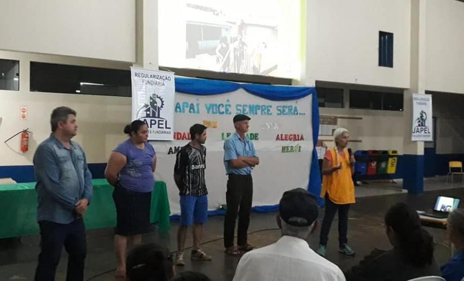 Famílias da região Oeste do Paraná participam de audiência sobre regularização fundiária Centenas de moradores de Lindoeste e Três Barras do Paraná, na região Oeste do estado, participaram nesta semana de uma reunião sobre o programa de regularização fundiária da Cohapar. O encontro foi organizado pela Japel, empresa especializada licitada pela companhia, para prestar orientações sobre a execução do serviço nas cidades, que resultará na documentação de imóveis em situação irregular ao longo dos próximos 18 meses.