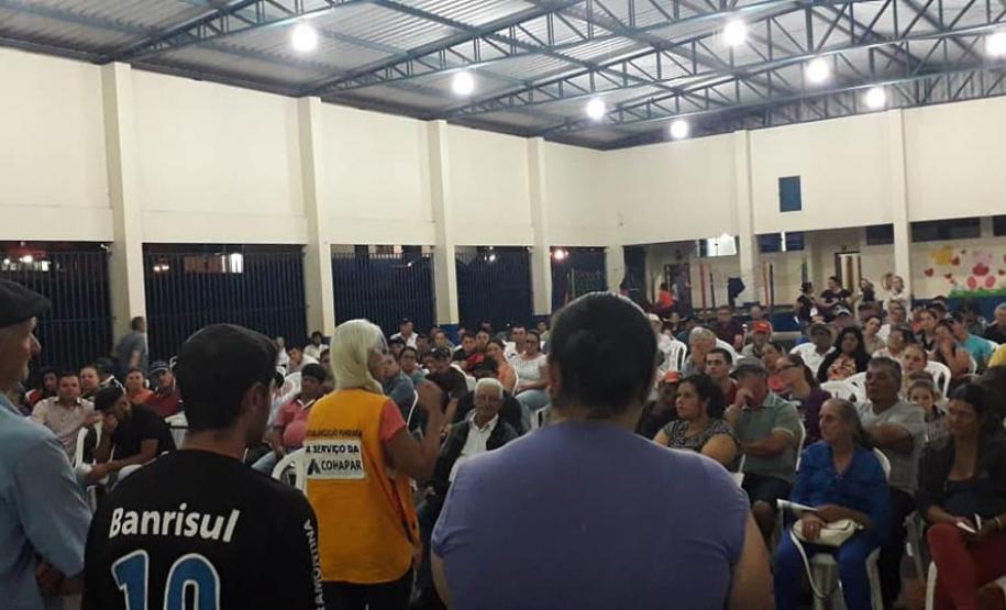 Famílias da região Oeste do Paraná participam de audiência sobre regularização fundiária Centenas de moradores de Lindoeste e Três Barras do Paraná, na região Oeste do estado, participaram nesta semana de uma reunião sobre o programa de regularização fundiária da Cohapar. O encontro foi organizado pela Japel, empresa especializada licitada pela companhia, para prestar orientações sobre a execução do serviço nas cidades, que resultará na documentação de imóveis em situação irregular ao longo dos próximos 18 meses.