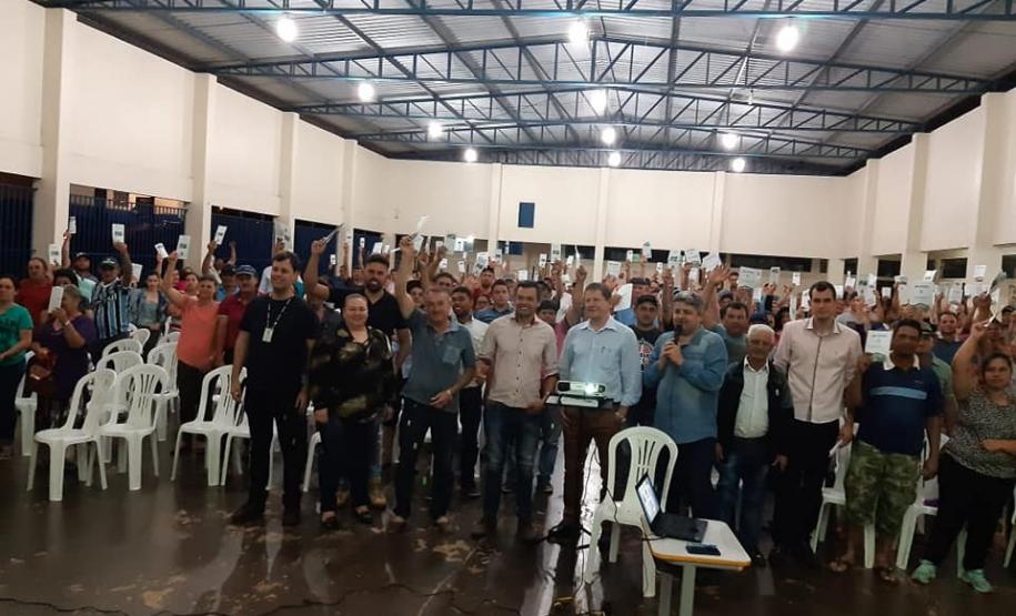 Famílias da região Oeste do Paraná participam de audiência sobre regularização fundiária Centenas de moradores de Lindoeste e Três Barras do Paraná, na região Oeste do estado, participaram nesta semana de uma reunião sobre o programa de regularização fundiária da Cohapar. O encontro foi organizado pela Japel, empresa especializada licitada pela companhia, para prestar orientações sobre a execução do serviço nas cidades, que resultará na documentação de imóveis em situação irregular ao longo dos próximos 18 meses.