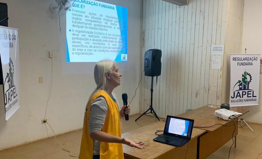 Famílias da região Oeste do Paraná participam de audiência sobre regularização fundiária Centenas de moradores de Lindoeste e Três Barras do Paraná, na região Oeste do estado, participaram nesta semana de uma reunião sobre o programa de regularização fundiária da Cohapar. O encontro foi organizado pela Japel, empresa especializada licitada pela companhia, para prestar orientações sobre a execução do serviço nas cidades, que resultará na documentação de imóveis em situação irregular ao longo dos próximos 18 meses.