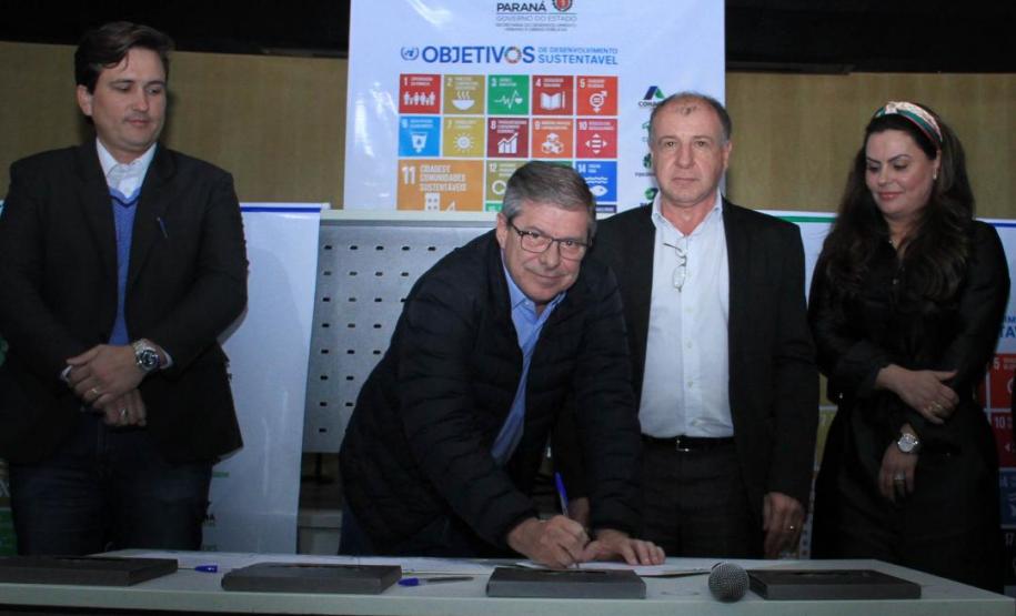 O presidente da Cohapar, Jorge Lange, assinou na segunda-feira (2) um termo de compromisso com o Conselho Estadual de Desenvolvimento Econômico e Social (Cedes) para a implantação dos Objetivos de Desenvolvimento Sustentável (ODS). A assinatura aconteceu no Palácio das Araucárias, durante uma reunião organizada pela Secretaria do Desenvolvimento Urbano (SEDU) e envolveu diversas entidades a ela vinculadas.