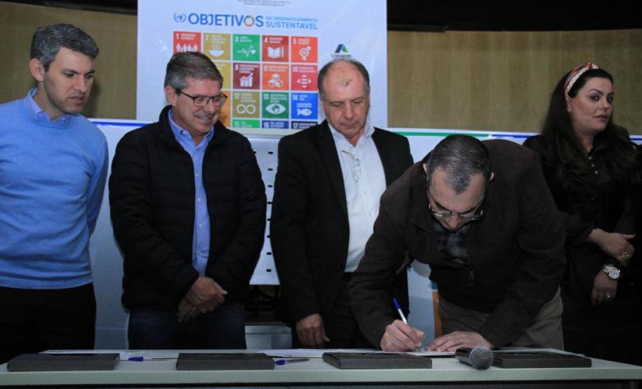 O presidente da Cohapar, Jorge Lange, assinou na segunda-feira (2) um termo de compromisso com o Conselho Estadual de Desenvolvimento Econômico e Social (Cedes) para a implantação dos Objetivos de Desenvolvimento Sustentável (ODS). A assinatura aconteceu no Palácio das Araucárias, durante uma reunião organizada pela Secretaria do Desenvolvimento Urbano (SEDU) e envolveu diversas entidades a ela vinculadas.
