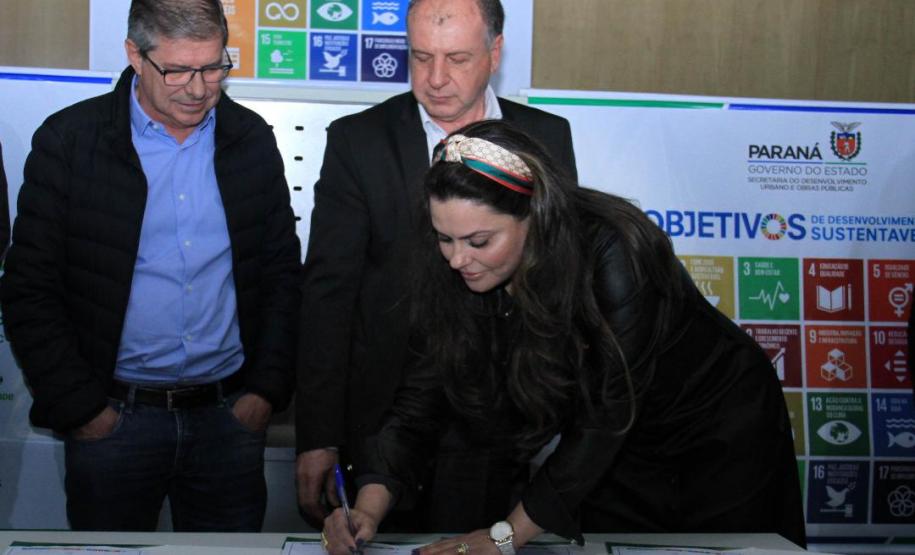 O presidente da Cohapar, Jorge Lange, assinou na segunda-feira (2) um termo de compromisso com o Conselho Estadual de Desenvolvimento Econômico e Social (Cedes) para a implantação dos Objetivos de Desenvolvimento Sustentável (ODS). A assinatura aconteceu no Palácio das Araucárias, durante uma reunião organizada pela Secretaria do Desenvolvimento Urbano (SEDU) e envolveu diversas entidades a ela vinculadas.