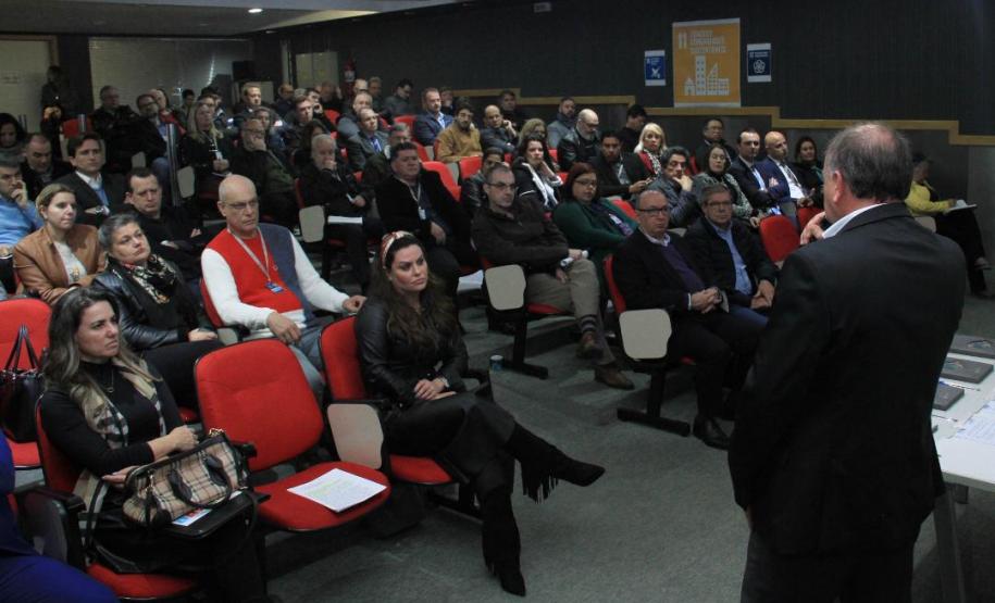 O presidente da Cohapar, Jorge Lange, assinou na segunda-feira (2) um termo de compromisso com o Conselho Estadual de Desenvolvimento Econômico e Social (Cedes) para a implantação dos Objetivos de Desenvolvimento Sustentável (ODS). A assinatura aconteceu no Palácio das Araucárias, durante uma reunião organizada pela Secretaria do Desenvolvimento Urbano (SEDU) e envolveu diversas entidades a ela vinculadas.