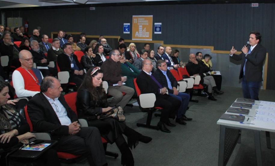 O presidente da Cohapar, Jorge Lange, assinou na segunda-feira (2) um termo de compromisso com o Conselho Estadual de Desenvolvimento Econômico e Social (Cedes) para a implantação dos Objetivos de Desenvolvimento Sustentável (ODS). A assinatura aconteceu no Palácio das Araucárias, durante uma reunião organizada pela Secretaria do Desenvolvimento Urbano (SEDU) e envolveu diversas entidades a ela vinculadas.