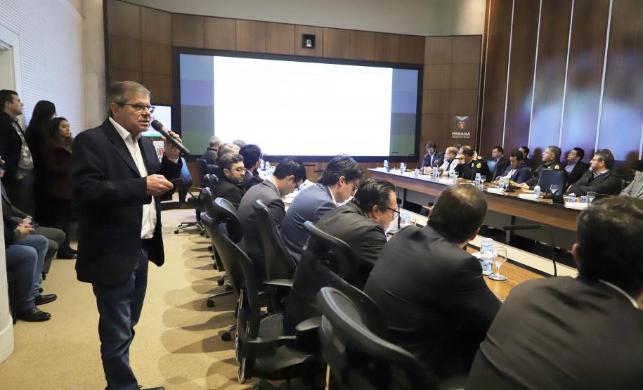 O Paraná terá programas permanentes de habitação e cidadania para incentivar o desfavelamento e abrigar idosos humildes em condomínios estruturados e salubres. O presidente da Companhia de Habitação do Paraná (Cohapar), Jorge Lange, apresentou as iniciativas ao governador Carlos Massa Ratinho Junior durante a reunião de secretariado desta terça-feira (3). O intuito é de que os programas sejam formatados como projetos de lei para garantir um caráter permanente.