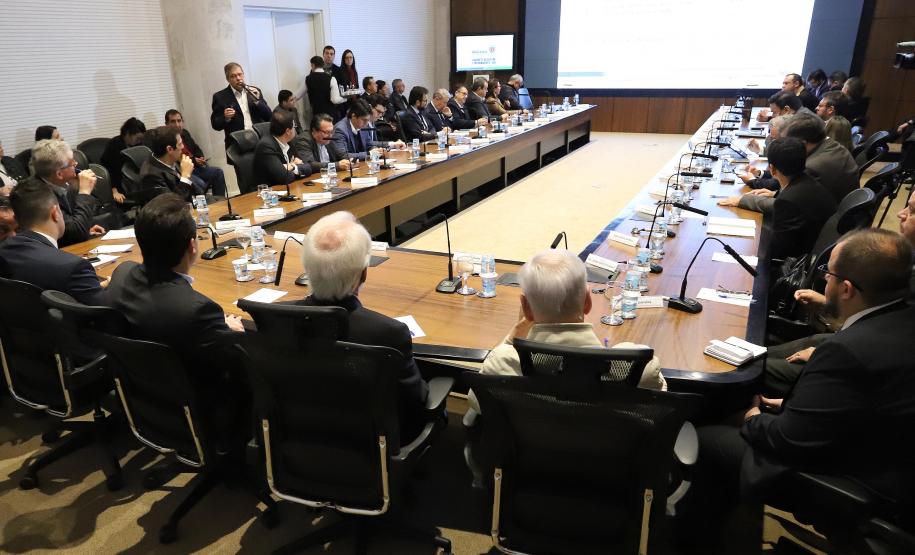 O Paraná terá programas permanentes de habitação e cidadania para incentivar o desfavelamento e abrigar idosos humildes em condomínios estruturados e salubres. O presidente da Companhia de Habitação do Paraná (Cohapar), Jorge Lange, apresentou as iniciativas ao governador Carlos Massa Ratinho Junior durante a reunião de secretariado desta terça-feira (3). O intuito é de que os programas sejam formatados como projetos de lei para garantir um caráter permanente.