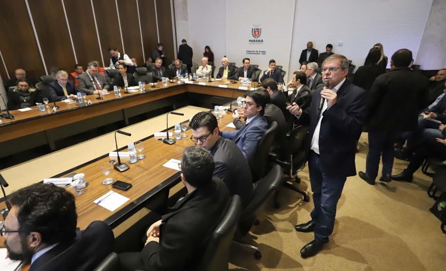 O Paraná terá programas permanentes de habitação e cidadania para incentivar o desfavelamento e abrigar idosos humildes em condomínios estruturados e salubres. O presidente da Companhia de Habitação do Paraná (Cohapar), Jorge Lange, apresentou as iniciativas ao governador Carlos Massa Ratinho Junior durante a reunião de secretariado desta terça-feira (3). O intuito é de que os programas sejam formatados como projetos de lei para garantir um caráter permanente.