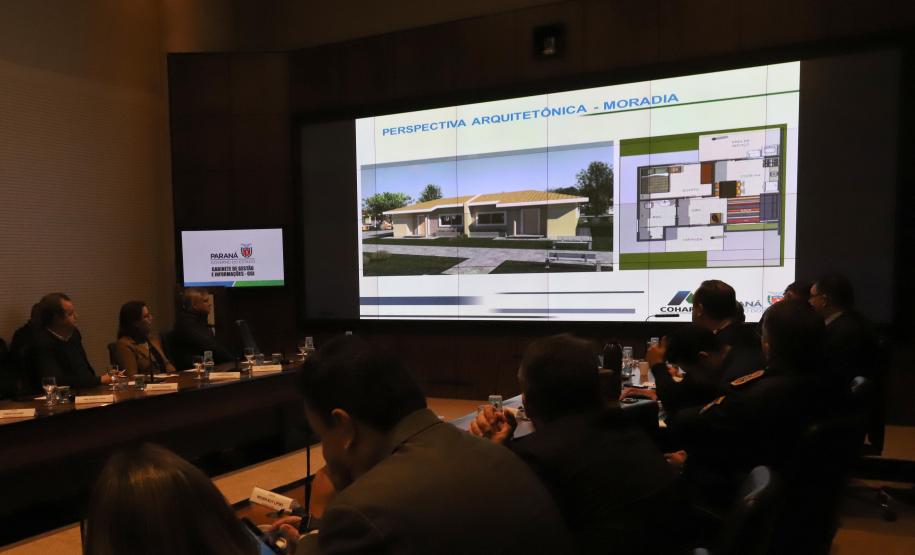 O Paraná terá programas permanentes de habitação e cidadania para incentivar o desfavelamento e abrigar idosos humildes em condomínios estruturados e salubres. O presidente da Companhia de Habitação do Paraná (Cohapar), Jorge Lange, apresentou as iniciativas ao governador Carlos Massa Ratinho Junior durante a reunião de secretariado desta terça-feira (3). O intuito é de que os programas sejam formatados como projetos de lei para garantir um caráter permanente.