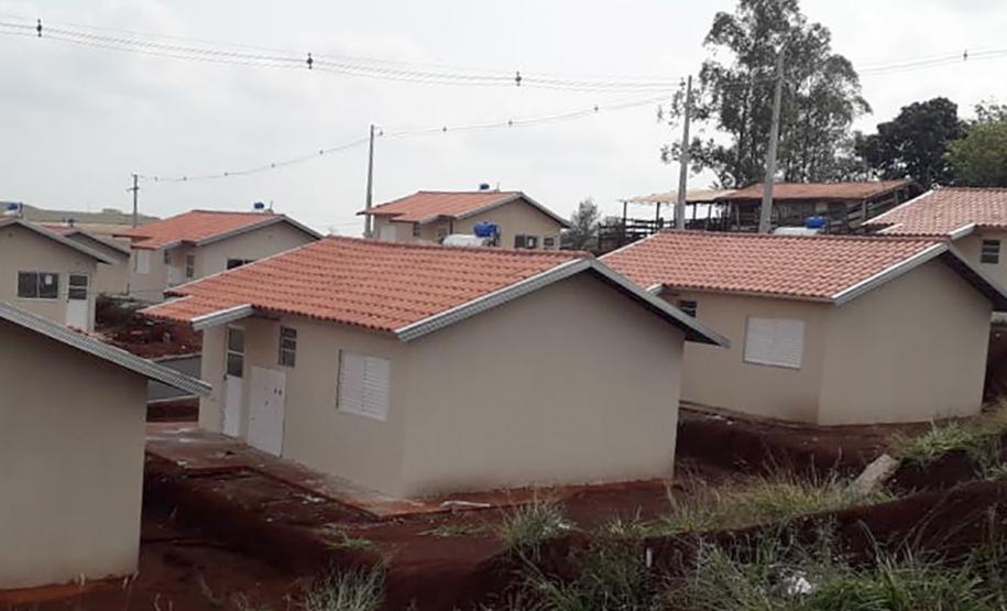 Obras de casas populares avançam no Norte do Paraná Técnicos da Cohapar estiveram nesta quarta-feira (4) nos canteiros de obras de construção de conjuntos habitacionais em Leópolis e Sertaneja, na região Norte do Paraná. Eles acompanharam a evolução da construção das casas populares nos municípios, que deverão ser entregues à população entre o fim de 2019 e o início de 2020.