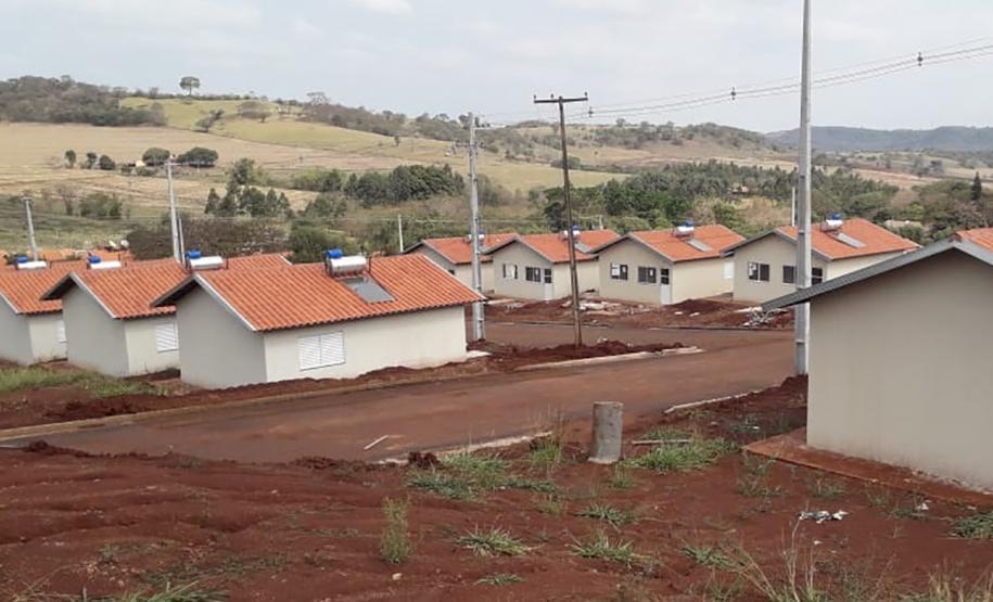 Obras de casas populares avançam no Norte do Paraná Técnicos da Cohapar estiveram nesta quarta-feira (4) nos canteiros de obras de construção de conjuntos habitacionais em Leópolis e Sertaneja, na região Norte do Paraná. Eles acompanharam a evolução da construção das casas populares nos municípios, que deverão ser entregues à população entre o fim de 2019 e o início de 2020.