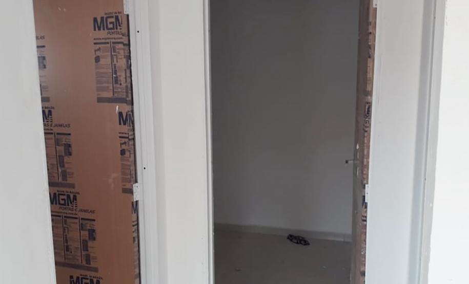 Obras de casas populares avançam no Norte do Paraná Técnicos da Cohapar estiveram nesta quarta-feira (4) nos canteiros de obras de construção de conjuntos habitacionais em Leópolis e Sertaneja, na região Norte do Paraná. Eles acompanharam a evolução da construção das casas populares nos municípios, que deverão ser entregues à população entre o fim de 2019 e o início de 2020.