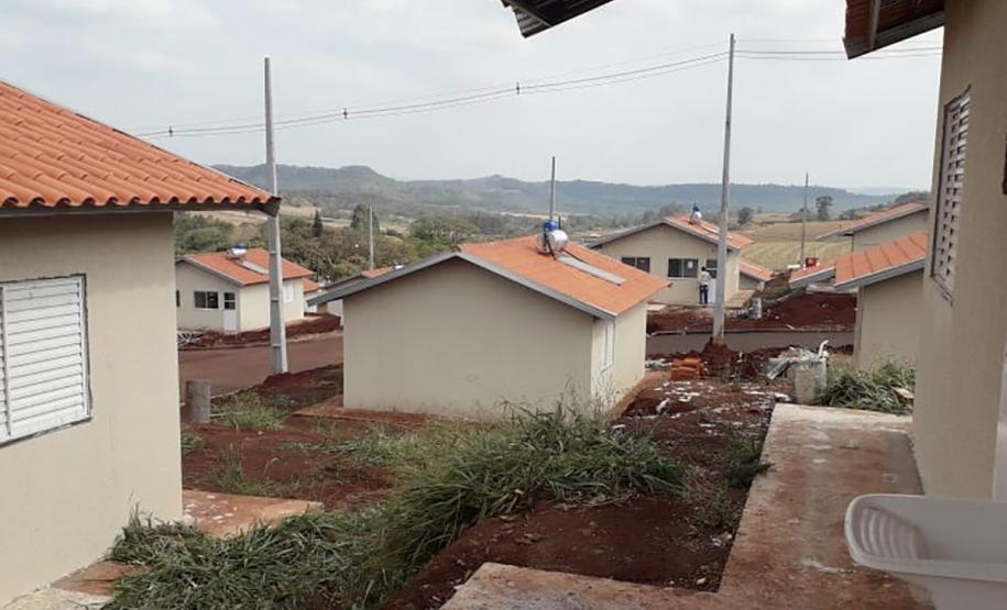 Obras de casas populares avançam no Norte do Paraná Técnicos da Cohapar estiveram nesta quarta-feira (4) nos canteiros de obras de construção de conjuntos habitacionais em Leópolis e Sertaneja, na região Norte do Paraná. Eles acompanharam a evolução da construção das casas populares nos municípios, que deverão ser entregues à população entre o fim de 2019 e o início de 2020.