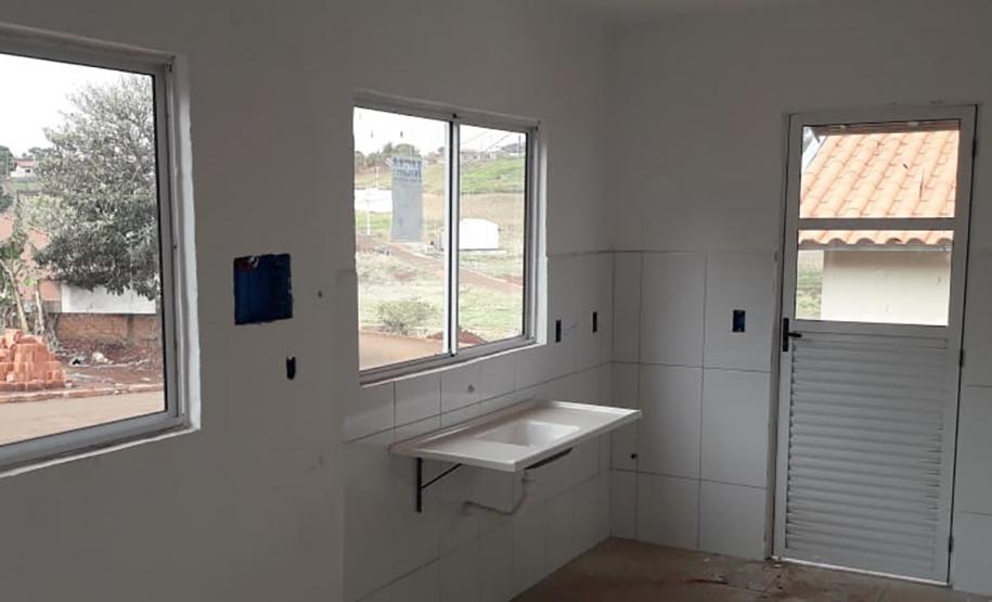 Obras de casas populares avançam no Norte do Paraná Técnicos da Cohapar estiveram nesta quarta-feira (4) nos canteiros de obras de construção de conjuntos habitacionais em Leópolis e Sertaneja, na região Norte do Paraná. Eles acompanharam a evolução da construção das casas populares nos municípios, que deverão ser entregues à população entre o fim de 2019 e o início de 2020.