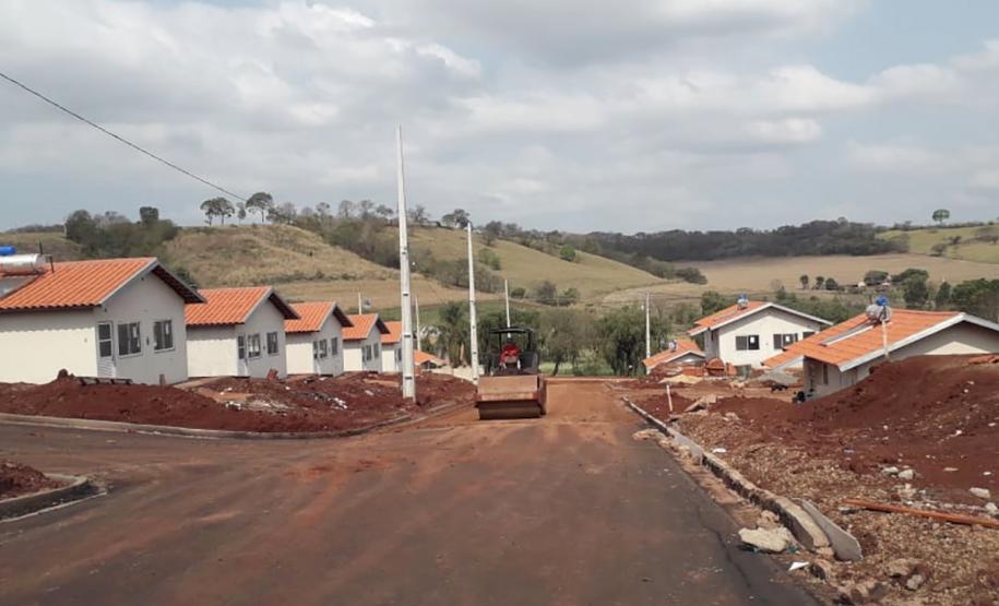 Obras de casas populares avançam no Norte do Paraná Técnicos da Cohapar estiveram nesta quarta-feira (4) nos canteiros de obras de construção de conjuntos habitacionais em Leópolis e Sertaneja, na região Norte do Paraná. Eles acompanharam a evolução da construção das casas populares nos municípios, que deverão ser entregues à população entre o fim de 2019 e o início de 2020.