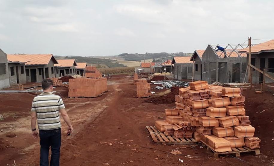 Obras de casas populares avançam no Norte do Paraná Técnicos da Cohapar estiveram nesta quarta-feira (4) nos canteiros de obras de construção de conjuntos habitacionais em Leópolis e Sertaneja, na região Norte do Paraná. Eles acompanharam a evolução da construção das casas populares nos municípios, que deverão ser entregues à população entre o fim de 2019 e o início de 2020.