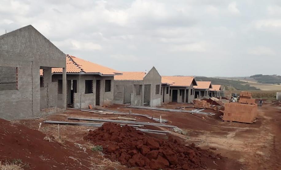 Obras de casas populares avançam no Norte do Paraná Técnicos da Cohapar estiveram nesta quarta-feira (4) nos canteiros de obras de construção de conjuntos habitacionais em Leópolis e Sertaneja, na região Norte do Paraná. Eles acompanharam a evolução da construção das casas populares nos municípios, que deverão ser entregues à população entre o fim de 2019 e o início de 2020.