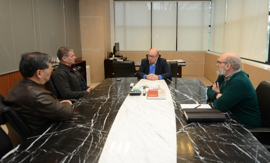 Representantes da Cohapar e do Instituto Paranaense de Desenvolvimento Econômico e Social (Ipardes) se reuniram nesta sexta-feira (6) para discutir os detalhes de uma nova parceria entre os órgãos. O objetivo é elaborar um estudo aprofundado sobre os impactos socioeconômicos propiciados direta e indiretamente pelos projetos habitacionais coordenados pela companhia.