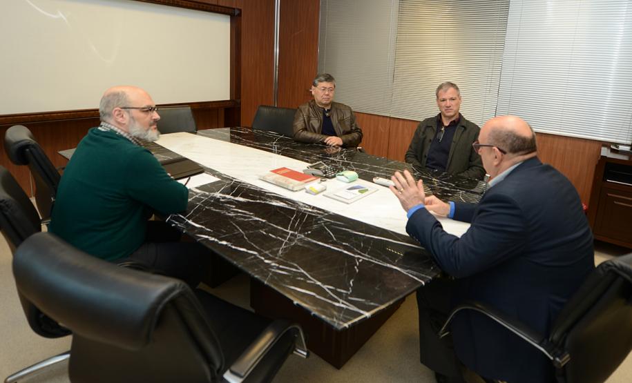 Representantes da Cohapar e do Instituto Paranaense de Desenvolvimento Econômico e Social (Ipardes) se reuniram nesta sexta-feira (6) para discutir os detalhes de uma nova parceria entre os órgãos. O objetivo é elaborar um estudo aprofundado sobre os impactos socioeconômicos propiciados direta e indiretamente pelos projetos habitacionais coordenados pela companhia.