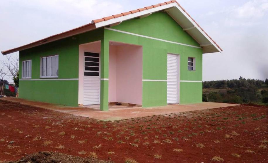 Cohapar e prefeitura vistoriam obras de 57 casas rurais em Cascavel O presidente da Cohapar, Jorge Lange, e o presidente da Companhia Municipal de Habitação de Cascavel (Cohavel), Nei Haveroth, vistoriaram nesta segunda-feira (9), as obras de construção de 57 novas casas populares no Assentamento Valmir Motta de Oliveira, na zona rural de Cascavel. O projeto envolve investimentos de R$ 1,6 milhão e deverá ser concluído até a metade de novembro.