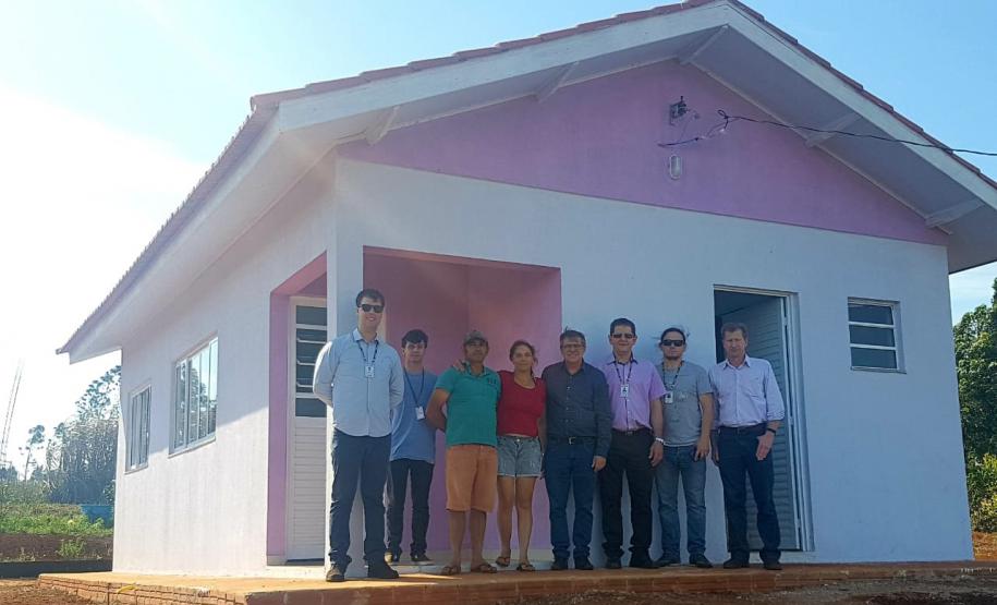 Cohapar e prefeitura vistoriam obras de 57 casas rurais em Cascavel O presidente da Cohapar, Jorge Lange, e o presidente da Companhia Municipal de Habitação de Cascavel (Cohavel), Nei Haveroth, vistoriaram nesta segunda-feira (9), as obras de construção de 57 novas casas populares no Assentamento Valmir Motta de Oliveira, na zona rural de Cascavel. O projeto envolve investimentos de R$ 1,6 milhão e deverá ser concluído até a metade de novembro.