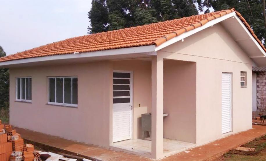Cohapar e prefeitura vistoriam obras de 57 casas rurais em Cascavel O presidente da Cohapar, Jorge Lange, e o presidente da Companhia Municipal de Habitação de Cascavel (Cohavel), Nei Haveroth, vistoriaram nesta segunda-feira (9), as obras de construção de 57 novas casas populares no Assentamento Valmir Motta de Oliveira, na zona rural de Cascavel. O projeto envolve investimentos de R$ 1,6 milhão e deverá ser concluído até a metade de novembro.
