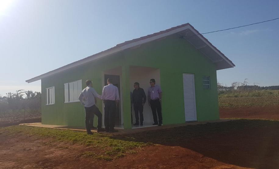 Cohapar e prefeitura vistoriam obras de 57 casas rurais em Cascavel O presidente da Cohapar, Jorge Lange, e o presidente da Companhia Municipal de Habitação de Cascavel (Cohavel), Nei Haveroth, vistoriaram nesta segunda-feira (9), as obras de construção de 57 novas casas populares no Assentamento Valmir Motta de Oliveira, na zona rural de Cascavel. O projeto envolve investimentos de R$ 1,6 milhão e deverá ser concluído até a metade de novembro.