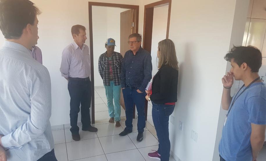 Cohapar e prefeitura vistoriam obras de 57 casas rurais em Cascavel O presidente da Cohapar, Jorge Lange, e o presidente da Companhia Municipal de Habitação de Cascavel (Cohavel), Nei Haveroth, vistoriaram nesta segunda-feira (9), as obras de construção de 57 novas casas populares no Assentamento Valmir Motta de Oliveira, na zona rural de Cascavel. O projeto envolve investimentos de R$ 1,6 milhão e deverá ser concluído até a metade de novembro.