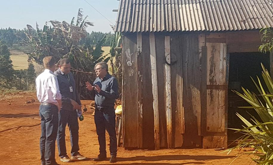 Cohapar e prefeitura vistoriam obras de 57 casas rurais em Cascavel O presidente da Cohapar, Jorge Lange, e o presidente da Companhia Municipal de Habitação de Cascavel (Cohavel), Nei Haveroth, vistoriaram nesta segunda-feira (9), as obras de construção de 57 novas casas populares no Assentamento Valmir Motta de Oliveira, na zona rural de Cascavel. O projeto envolve investimentos de R$ 1,6 milhão e deverá ser concluído até a metade de novembro.