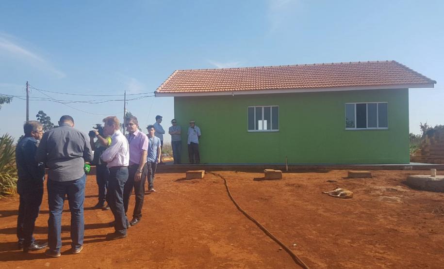 Cohapar e prefeitura vistoriam obras de 57 casas rurais em Cascavel O presidente da Cohapar, Jorge Lange, e o presidente da Companhia Municipal de Habitação de Cascavel (Cohavel), Nei Haveroth, vistoriaram nesta segunda-feira (9), as obras de construção de 57 novas casas populares no Assentamento Valmir Motta de Oliveira, na zona rural de Cascavel. O projeto envolve investimentos de R$ 1,6 milhão e deverá ser concluído até a metade de novembro.