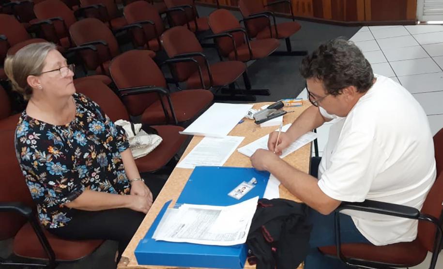 Cohapar oferece serviço de escrituração de imóveis a mutuários na região de Maringá Técnicos da Cohapar entregaram na última semana as escrituras de oito imóveis a mutuários da empresa de Maringá e Santo Inácio, na região Norte do Paraná. A ação faz parte do programa de Escrituração Direta da companhia, que consiste na oferta de um serviço para reconhecimento de propriedade feito de forma mais rápida e barata do que o praticado normalmente pelo mercado.