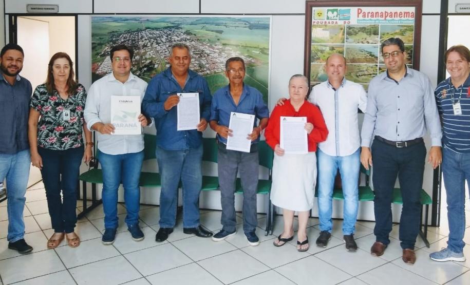 Cohapar oferece serviço de escrituração de imóveis a mutuários na região de Maringá Técnicos da Cohapar entregaram na última semana as escrituras de oito imóveis a mutuários da empresa de Maringá e Santo Inácio, na região Norte do Paraná. A ação faz parte do programa de Escrituração Direta da companhia, que consiste na oferta de um serviço para reconhecimento de propriedade feito de forma mais rápida e barata do que o praticado normalmente pelo mercado.